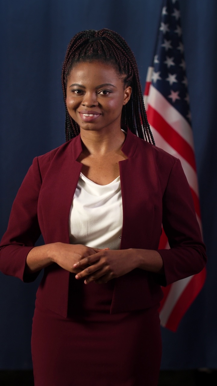 身穿红色西装的年轻非洲裔美国模特在镜头前摆出政客的姿态视频下载