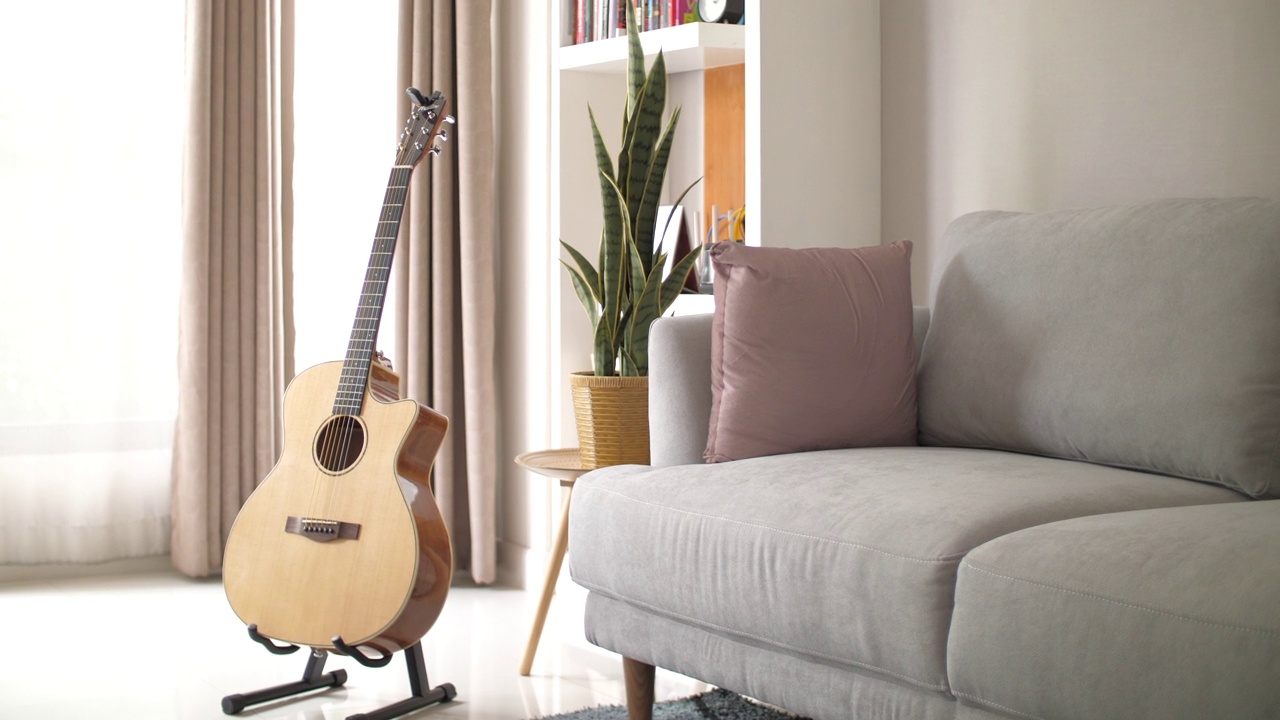 客厅沙发和吉他舒适的色调视频素材