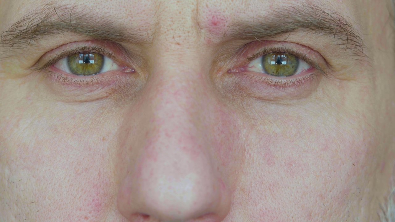 眼睛识别概念-一个男性的黄色眼睛的近距离视频视频素材