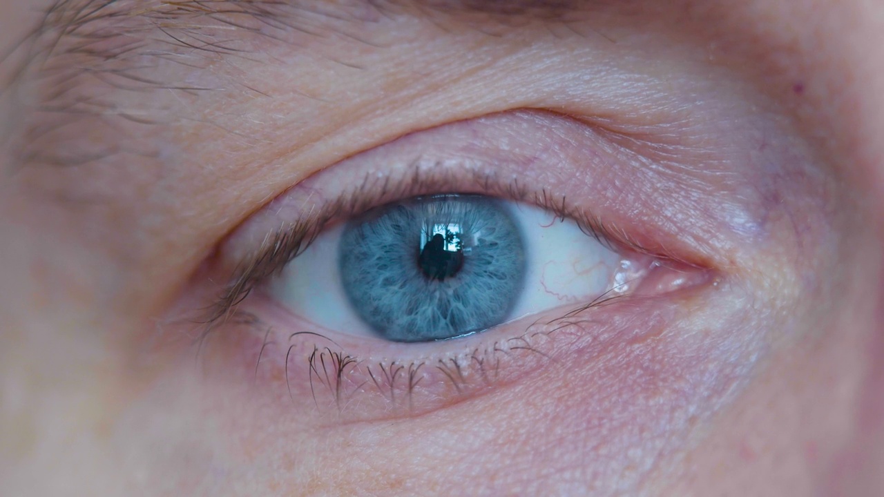 眼睛识别概念-一个男性的蓝色眼睛的近距离视频视频素材