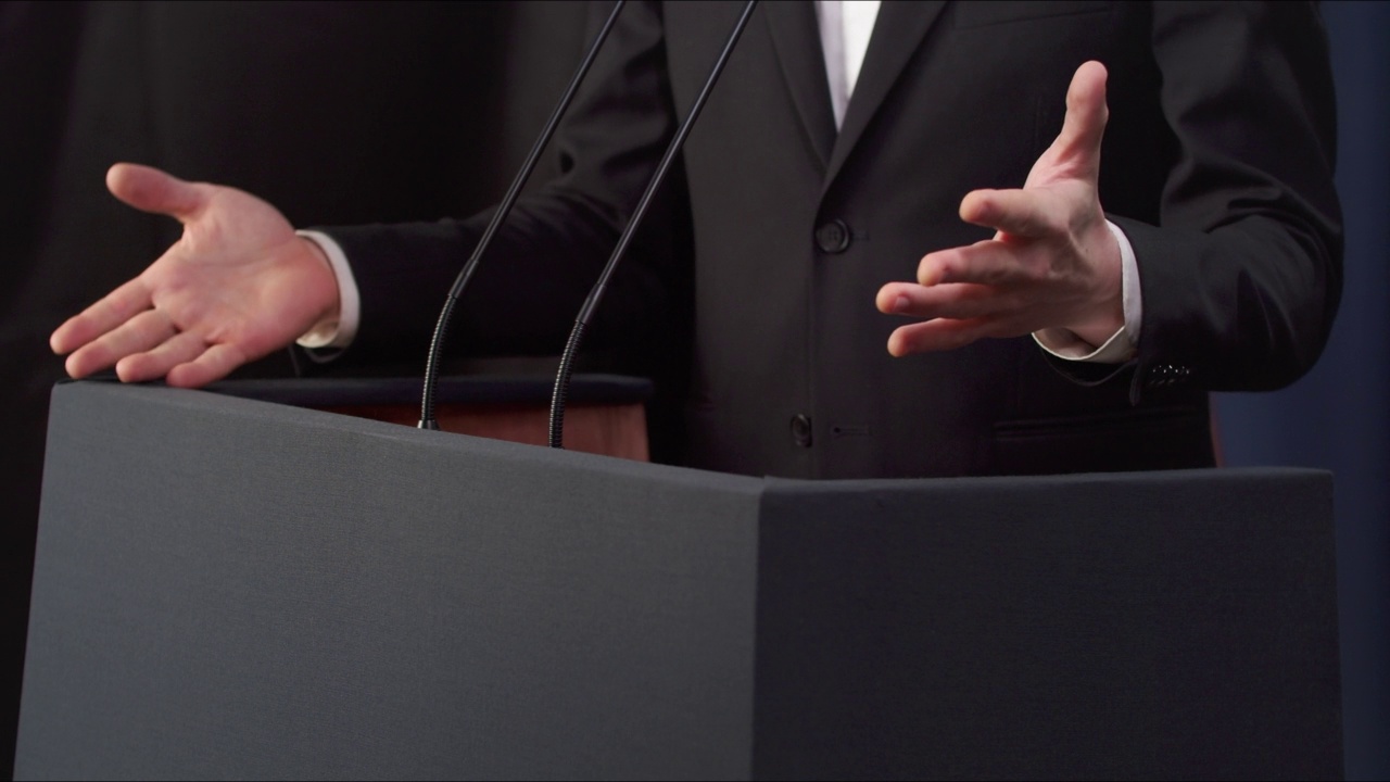 一名政客在辩论演讲时做手势的特写视频下载