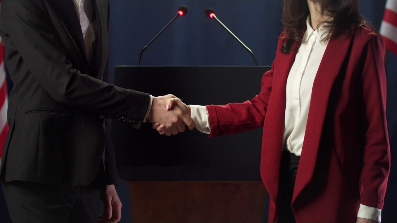 两名政治家进入参选人的行列，并握手视频下载