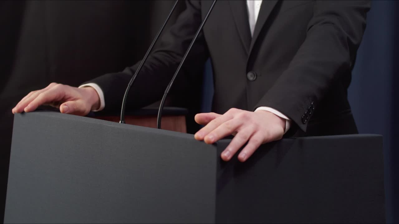 在一次政治集会上，一位情绪激动的政治家在演讲中激烈地做手势视频下载