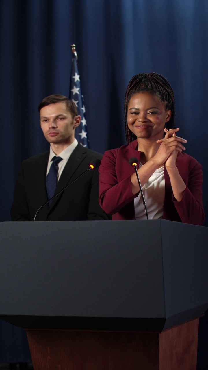 一位年轻的非洲裔美国政治演说家在辩论结束后赢得了观众的掌声视频下载