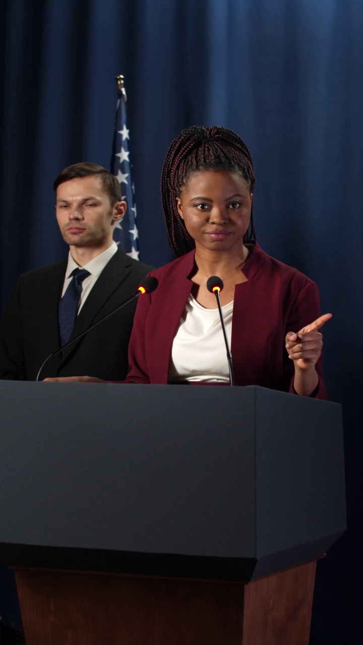 年轻严肃的非裔美国活动家在辩论会上发表演讲视频下载