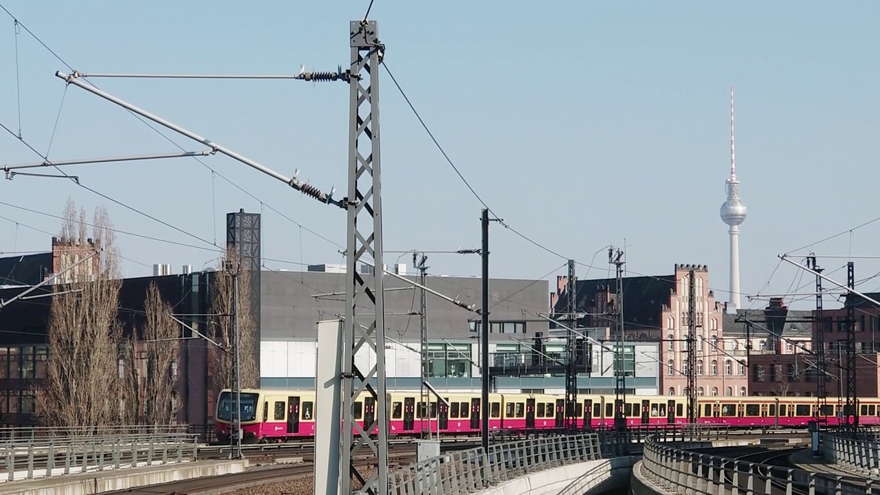柏林市中心与铁路轨道上的火车视频素材