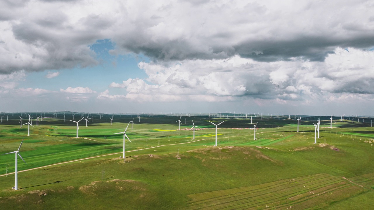 T/L TD在草原上的风力涡轮机农场鸟瞰图视频素材