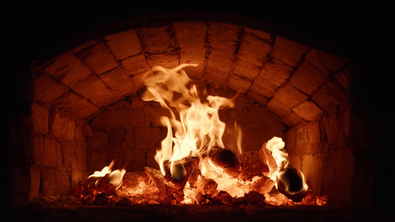 木柴在传统的炉子里燃烧视频素材