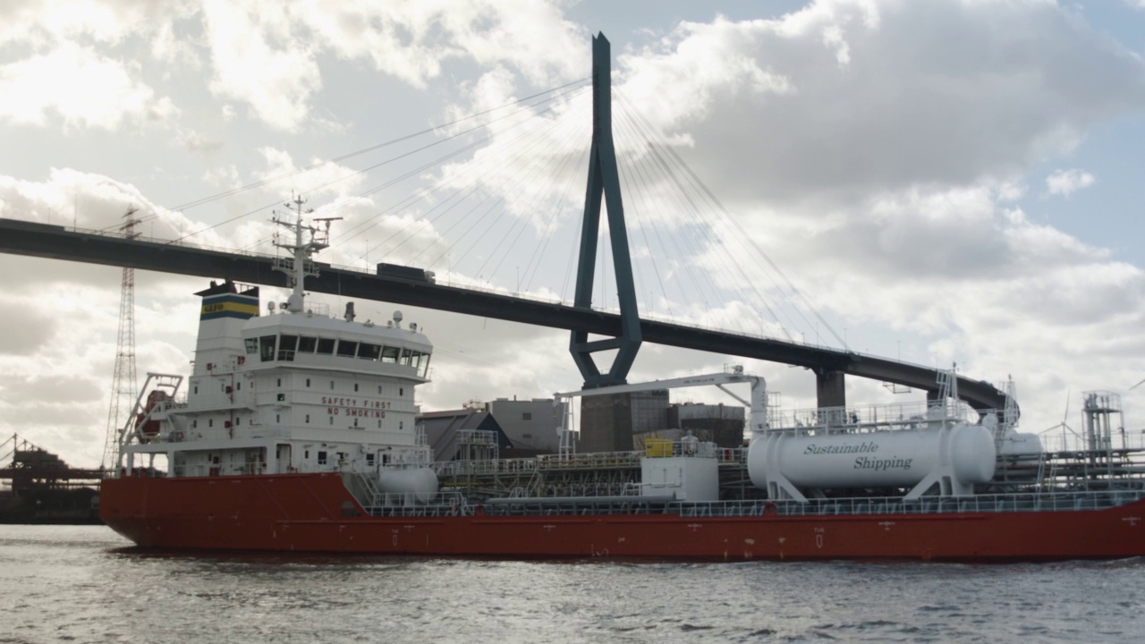 Köhlbrandbrücke桥下的船在汉堡视频下载