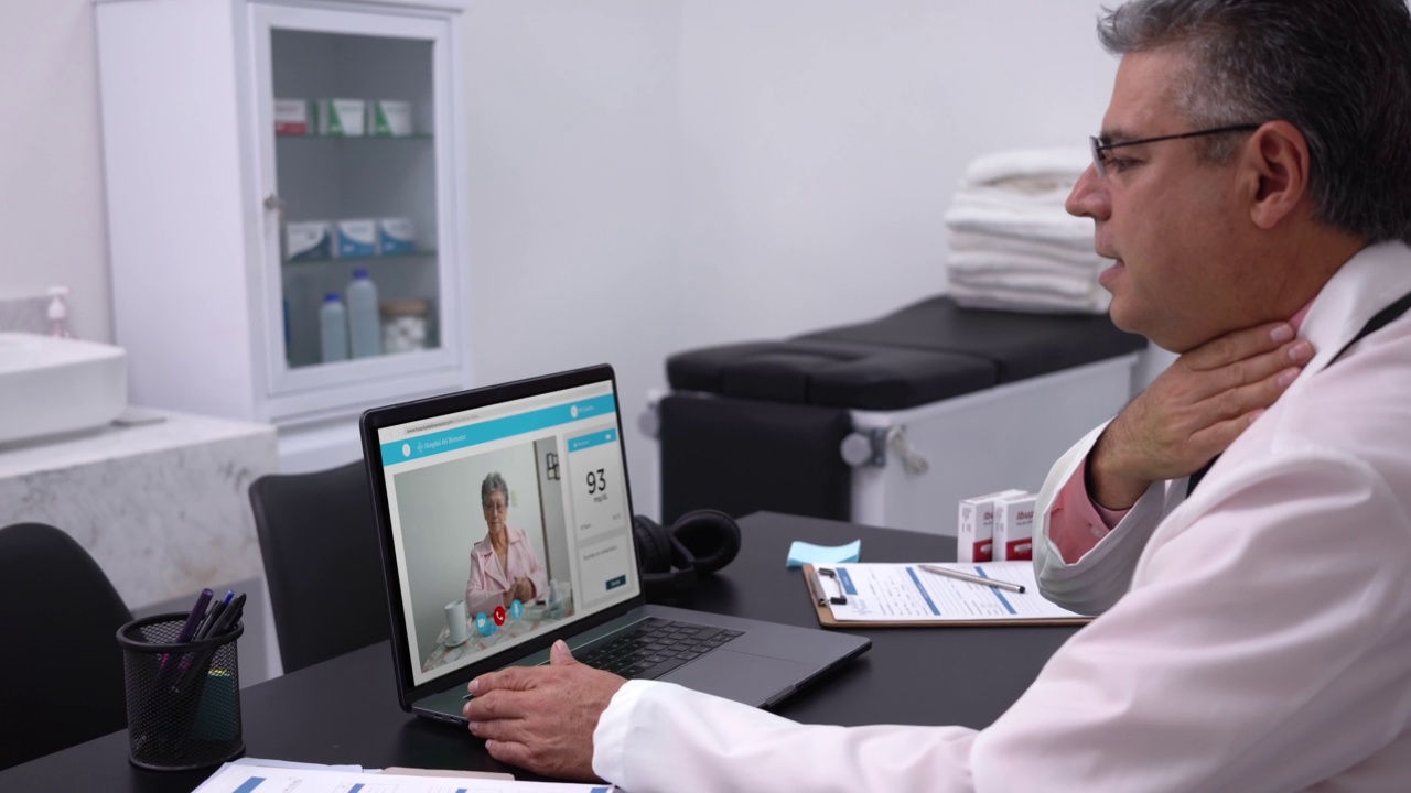 男医生使用笔记本电脑进行远程医疗视频通话视频素材