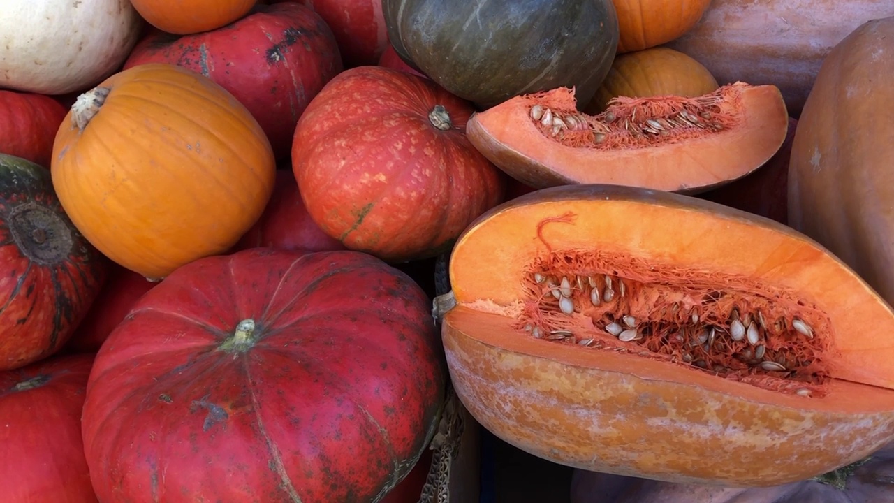 秋季农贸市场柜台上的南瓜视频素材