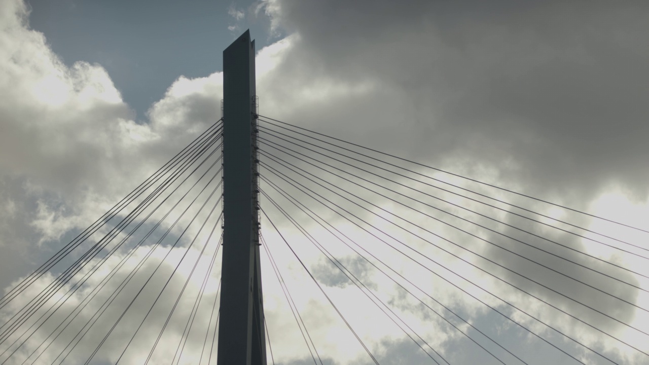 桥塔和钢索与天空视频下载