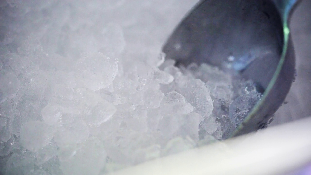 在冷藏箱里放些冰作为冷饮视频素材