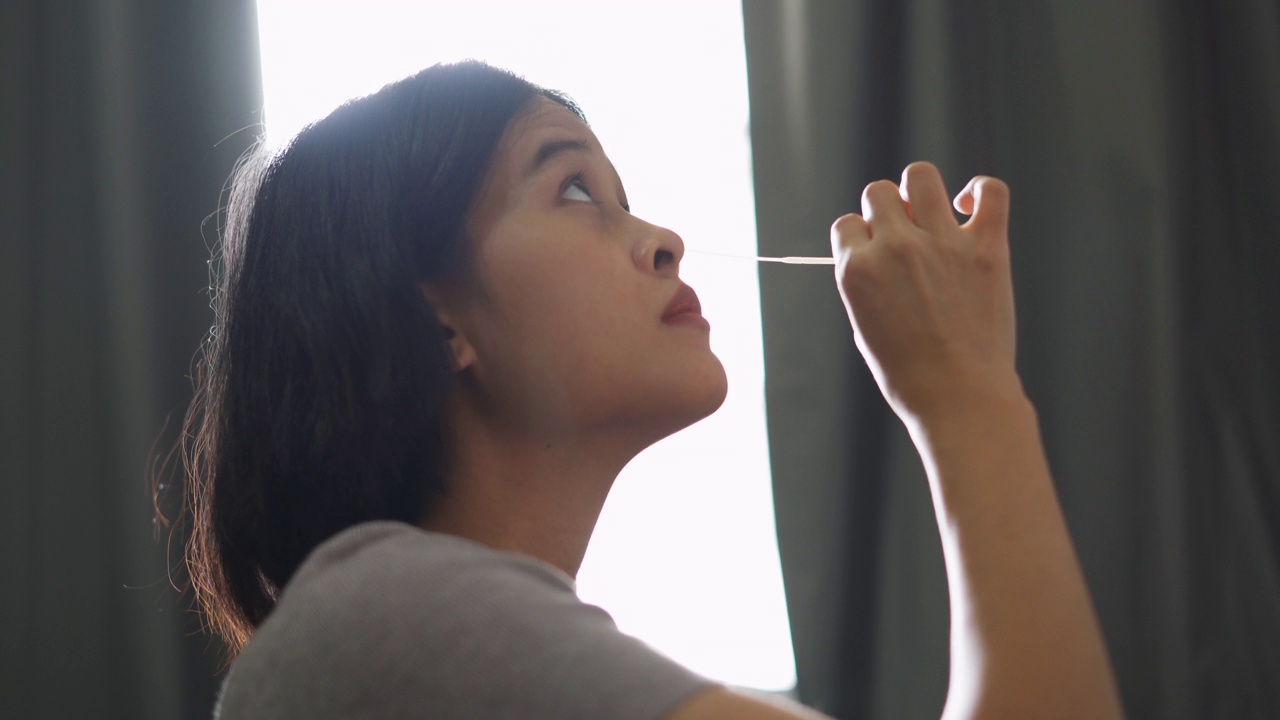 亚洲妇女使用抗原检测试剂盒视频购买