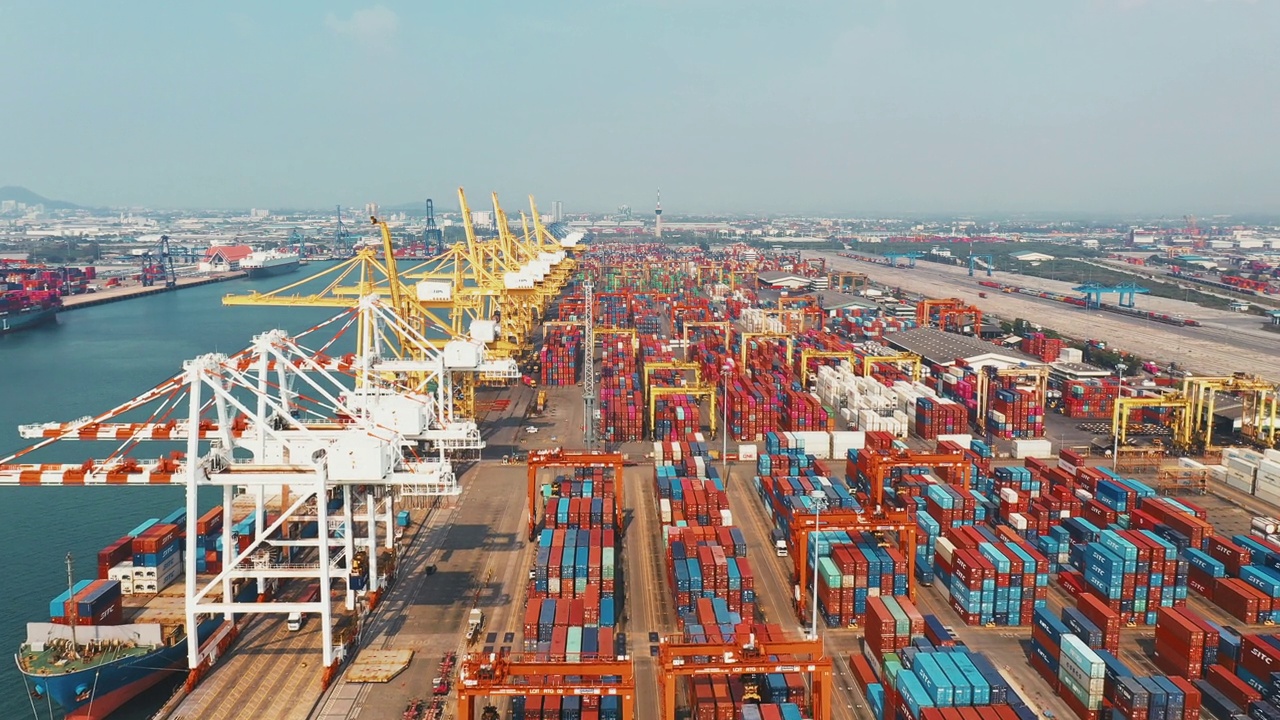 工业港与集装箱港是航运的一部分视频素材
