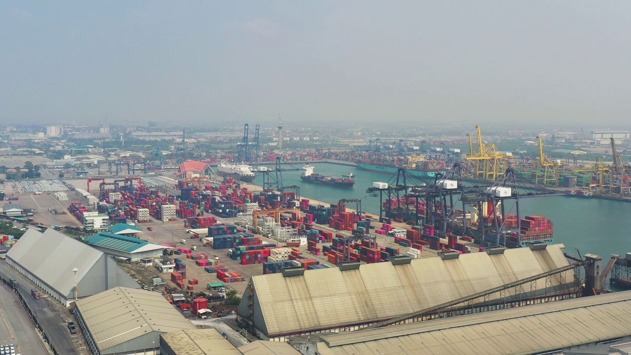 工业港与集装箱港是航运的一部分视频素材