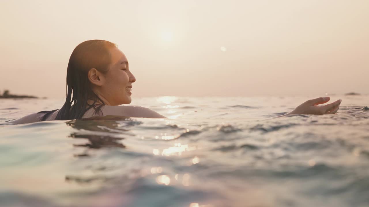 亚洲女人在海上放松视频下载