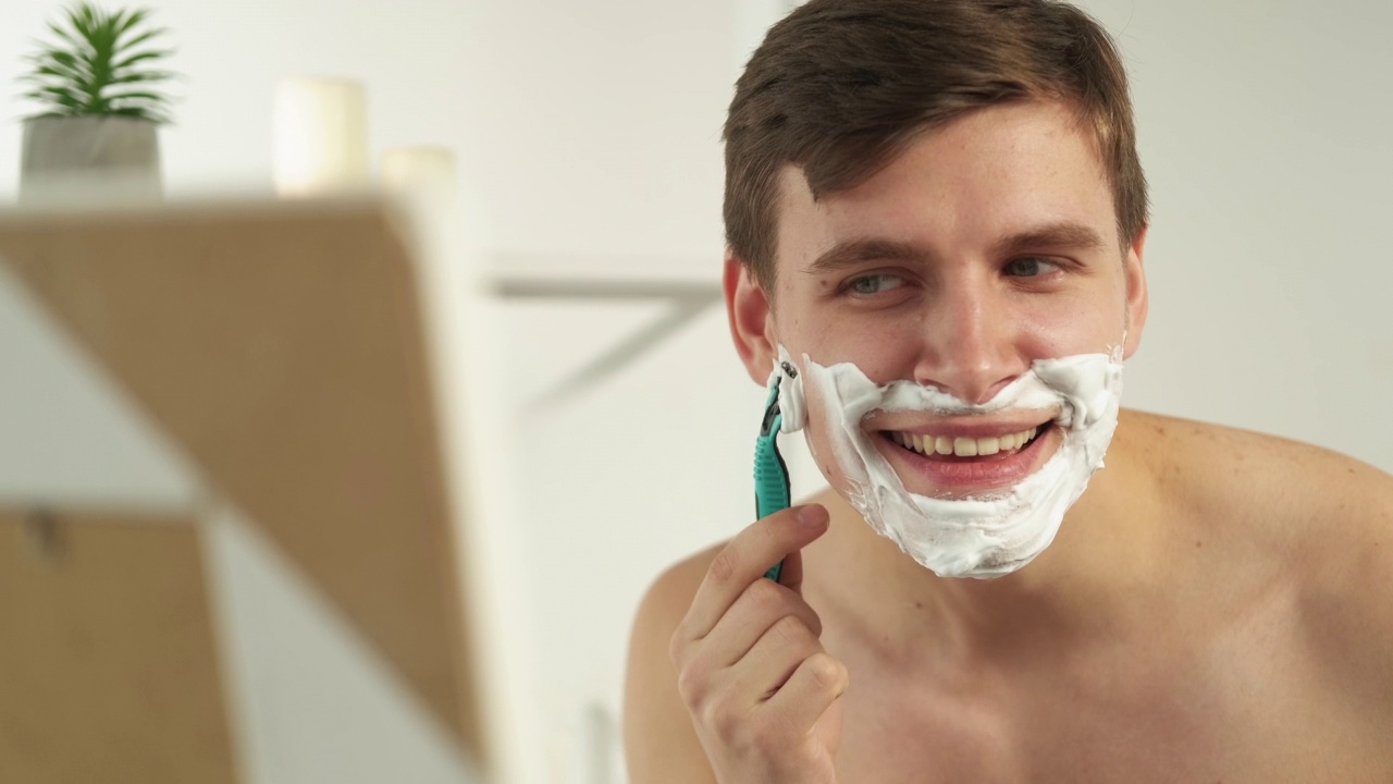 早上刮胡子男性梳洗剃须刀镜浴室视频下载