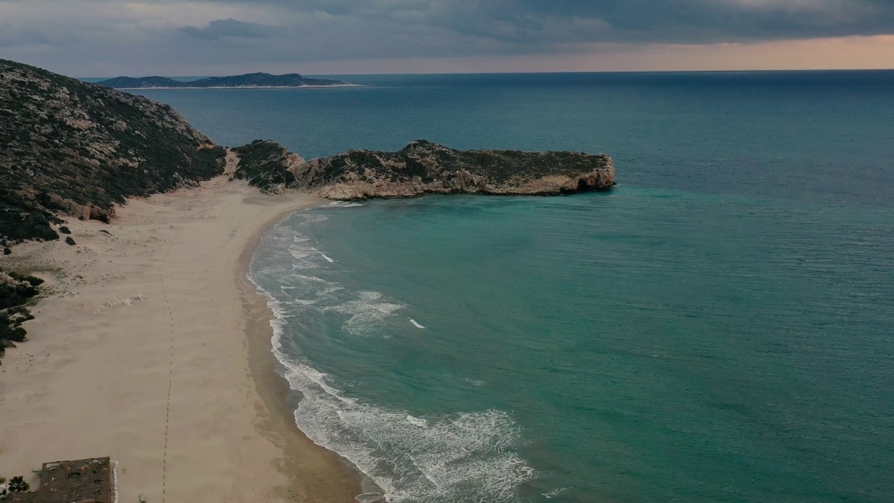 鸟瞰土耳其日落时的沙丘海滩视频素材
