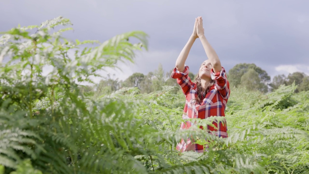 年轻女子在大自然中做瑜伽运动视频下载
