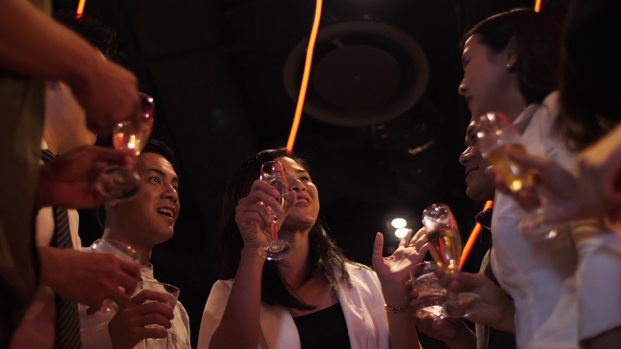 亚洲派对的朋友团体庆祝聚会在酒吧和餐厅视频素材