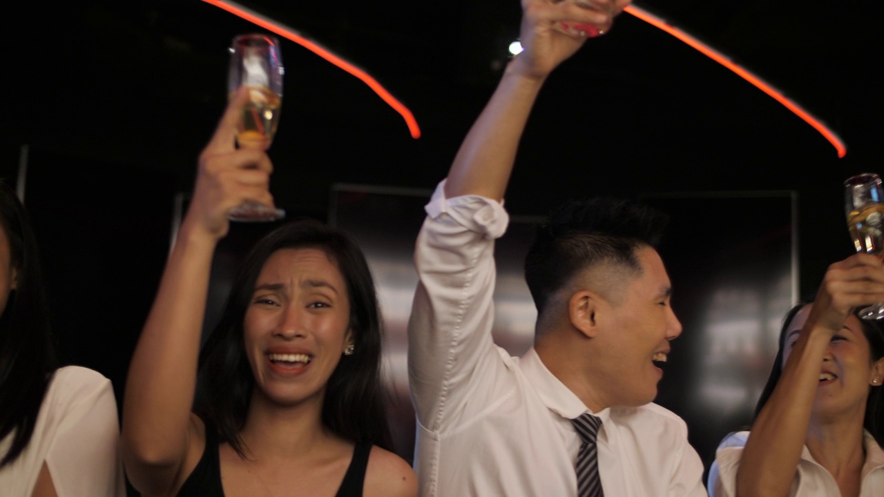 亚洲派对的朋友团体庆祝聚会在酒吧和餐厅视频素材