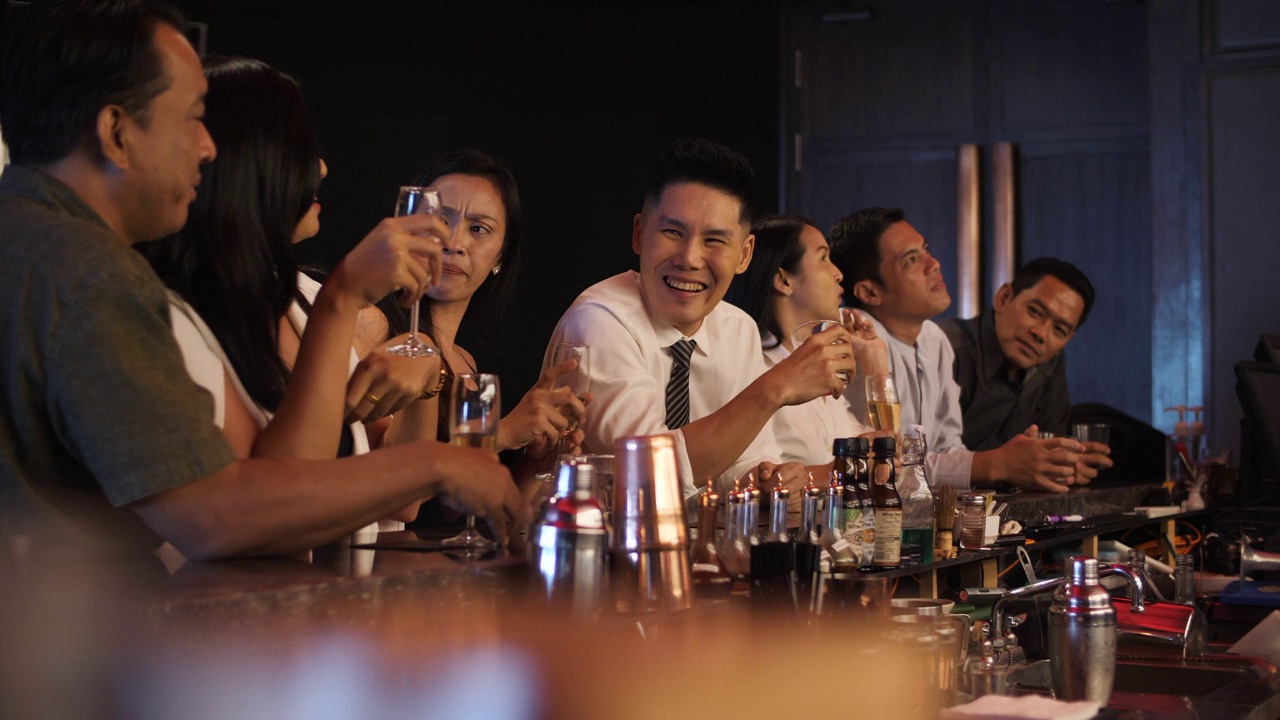 亚洲派对的朋友团体庆祝聚会在酒吧和餐厅视频下载