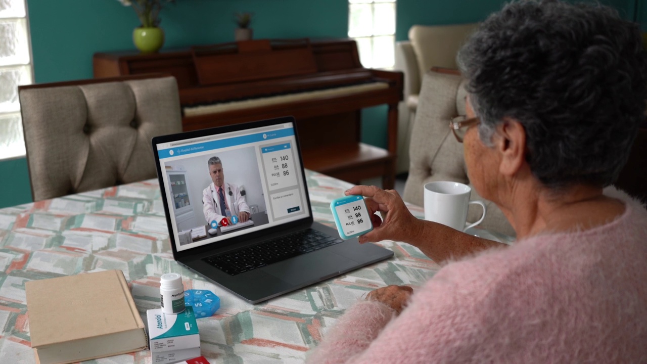 老年妇女在家与医疗设备和远程会诊视频素材