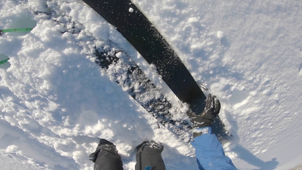 滑雪者POV越野滑雪阴影在雪山覆盖在新鲜的粉末雪。——慢动作视频下载