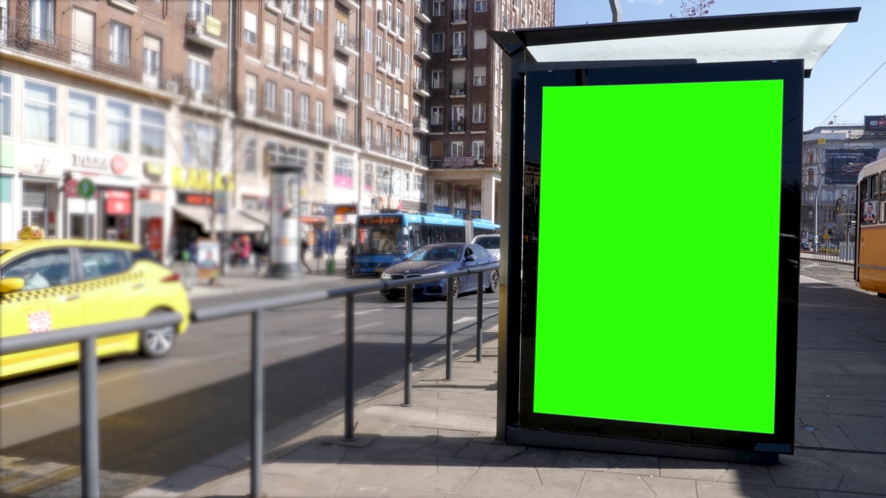 4K繁忙的欧洲市中心有轨电车火车站和购物零售高街与广告广告牌绿色屏幕。ChromaKey与复制空间视频下载