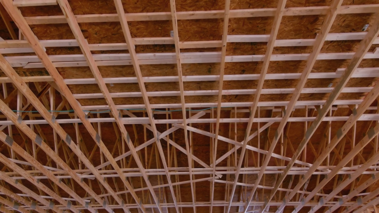 在屋顶桁架系统的建造中，木梁的内部视图视频下载