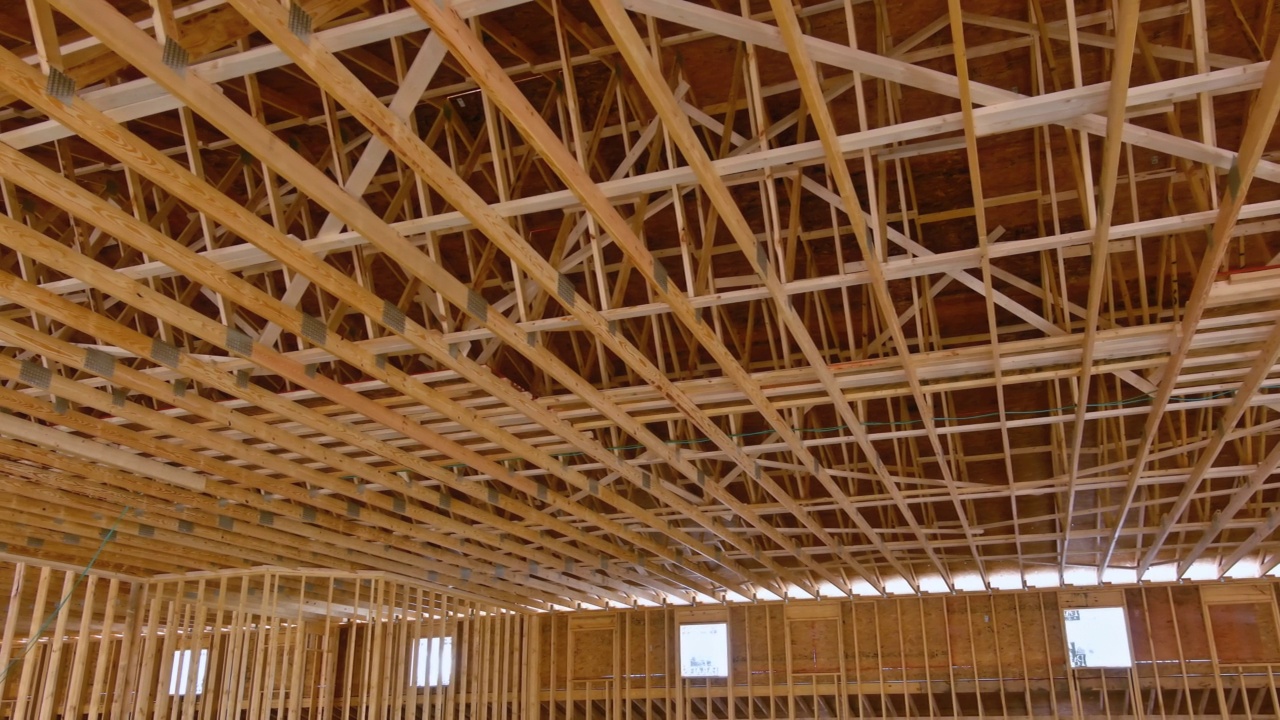 施工现场采用木结构木梁结构屋面桁架体系视频下载
