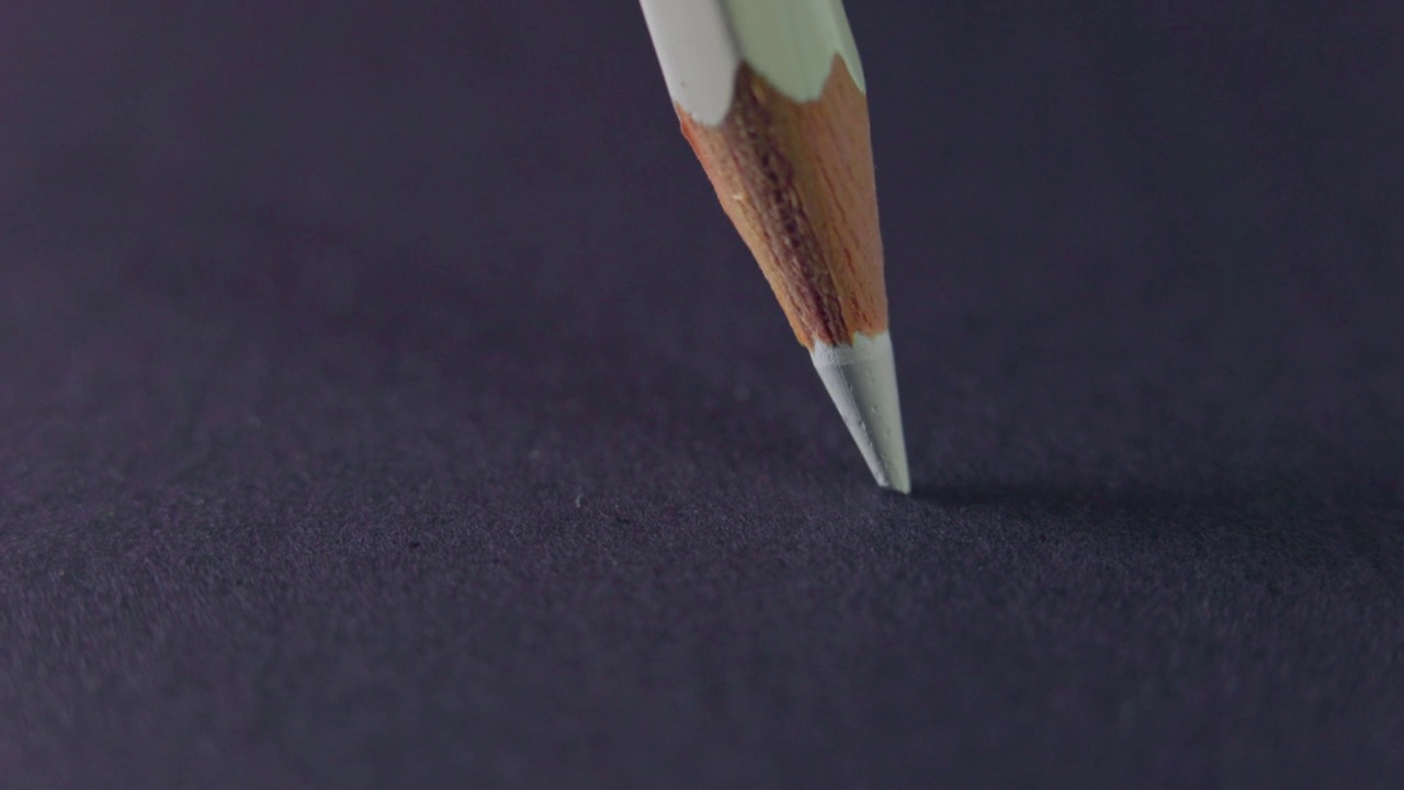 白色的铅笔在黑色的纸上画一条线视频下载