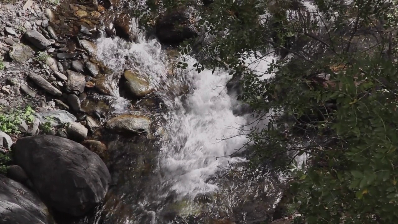 位于格拉纳达Güejar山中的梅特纳河，在岩石之间蜿蜒而下，树叶在风中摇曳视频下载