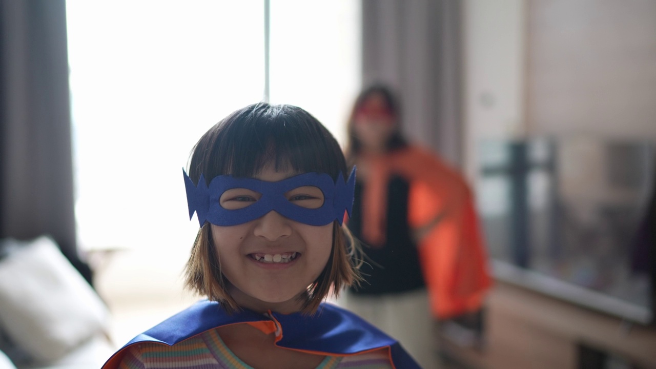 一个打扮成超级英雄的女孩在家里的肖像视频素材