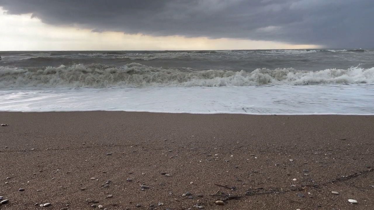 风暴后的巨浪视频素材