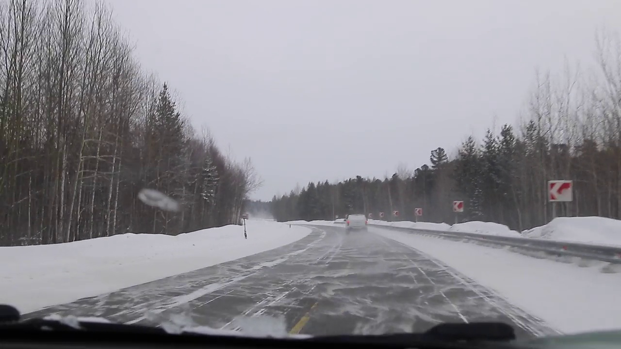 在冬天的路上开车视频素材