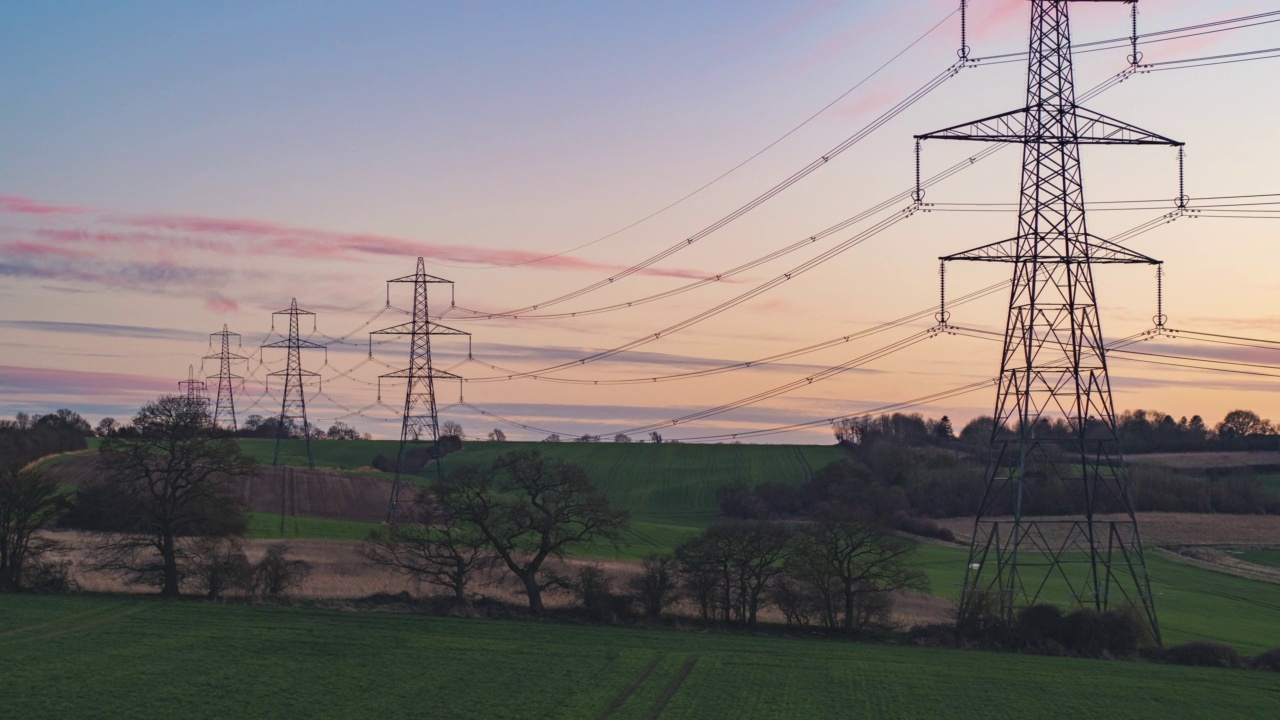 无人机朝着英国农村的电塔移动视频素材
