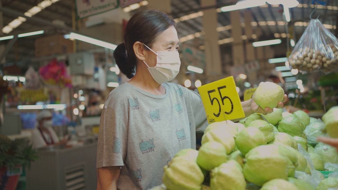 购买蔬菜的亚洲老年妇女。视频素材