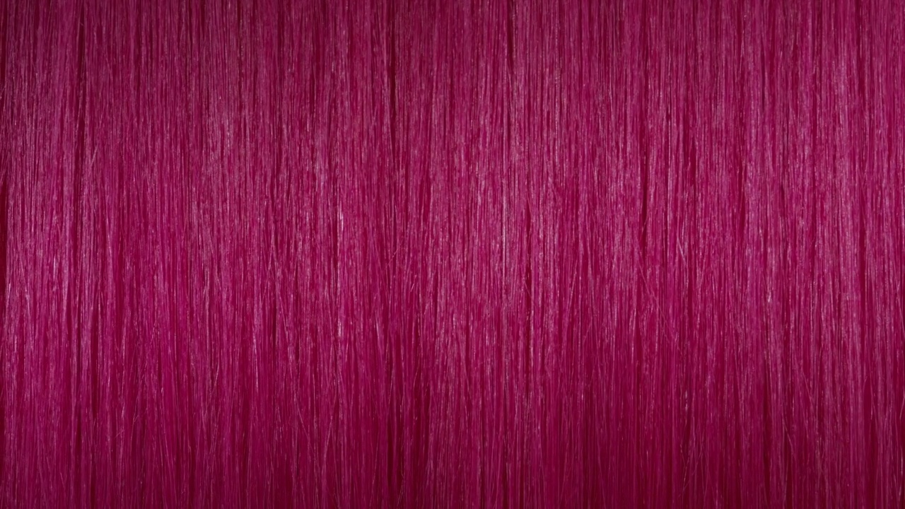 一根棍子在粉红色的头发表面下晃动视频下载