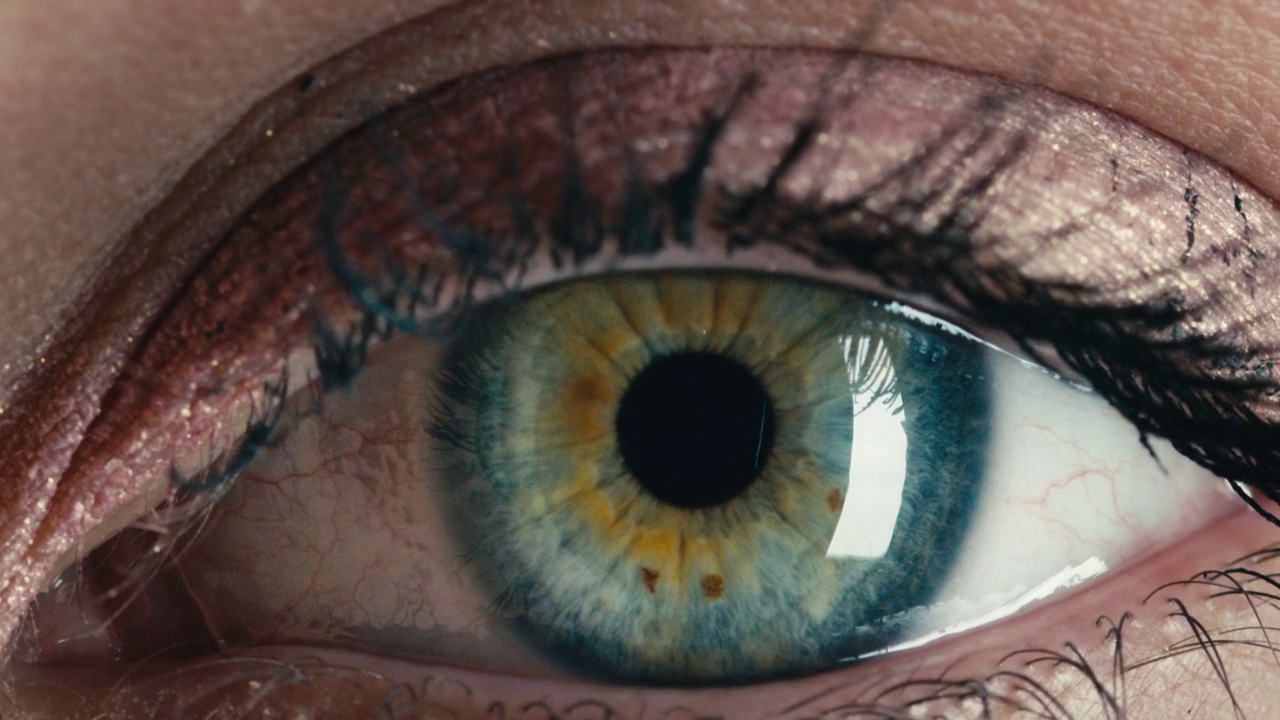 惊人的女性蓝色眼睛打开的特写视频素材