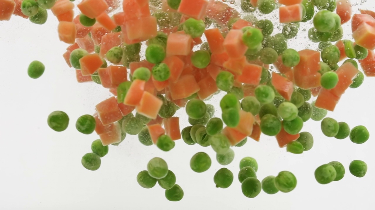 胡萝卜和豌豆掉进水里视频下载