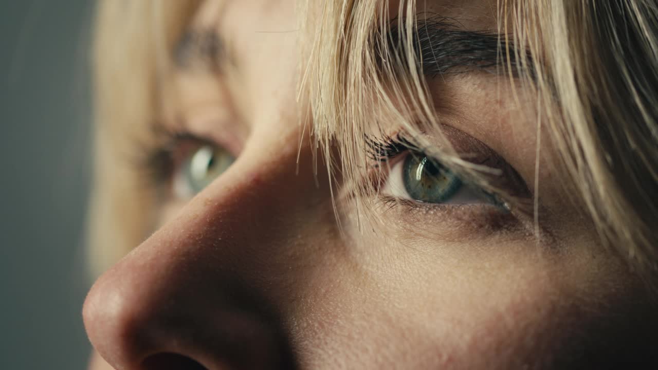 女性用蓝色眼睛凝视的特写视频素材