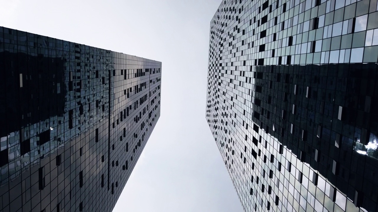 高耸入云的现代玻璃摩天大楼视频下载