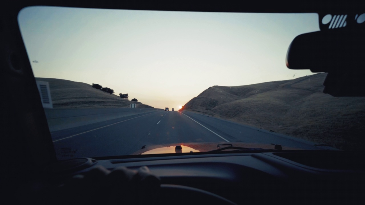 美国的夏日户外旅行:在大西南部的高速公路上驾车视频素材