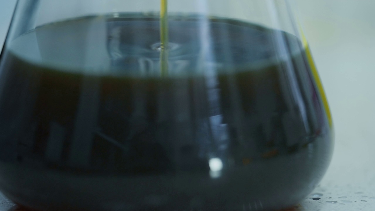 油滴入试管采用实验室慢动作视频素材