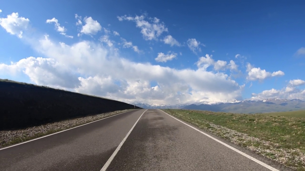 在路上开车的观点。厄尔布鲁士山在背景中可见。视频素材