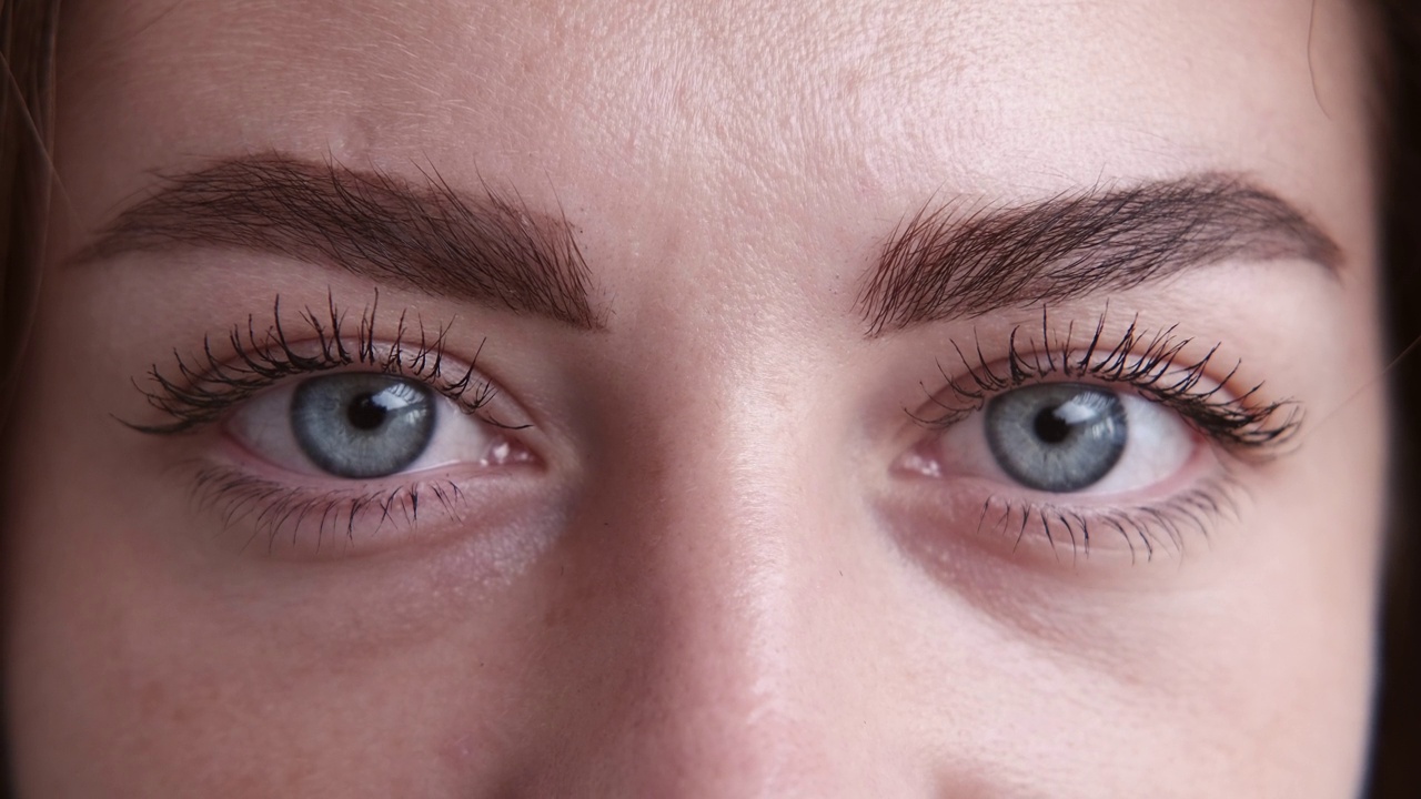 眼科检查女性蓝色眼睛宏观观视频下载