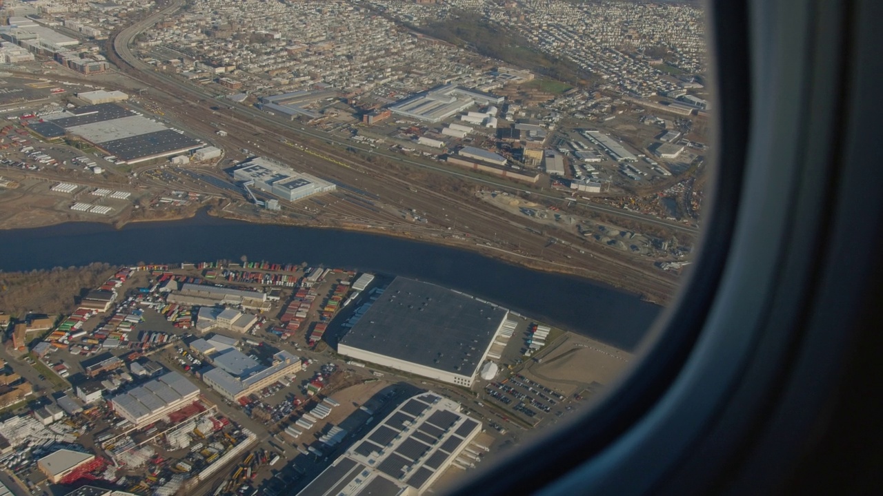 从飞机窗口看到的市区面积为4k视频下载