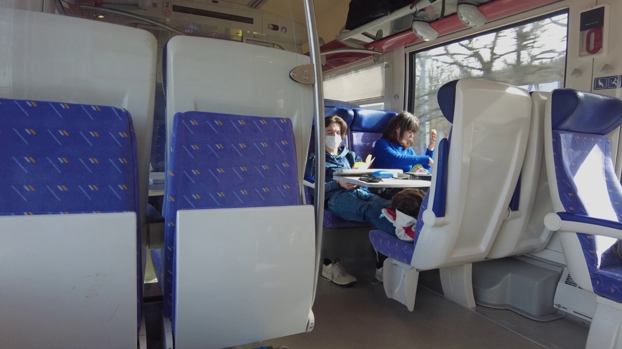 两个戴着防护口罩的人在火车上视频下载